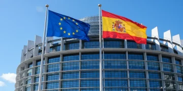 Edificio del Parlamento Europeo con banderas de España y la UE, simbolizando el paquete de ayudas aprobado.